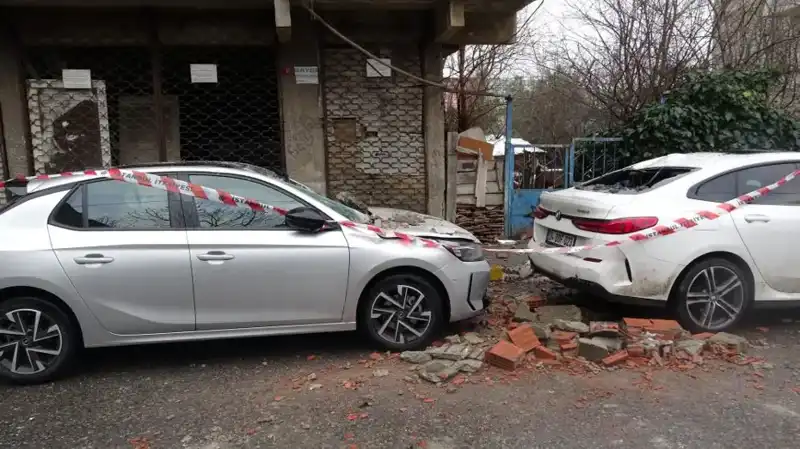 İstanbul'da Dört Katlı Binanın Balkonu Çöktü: Olay Anında Yaşananlar