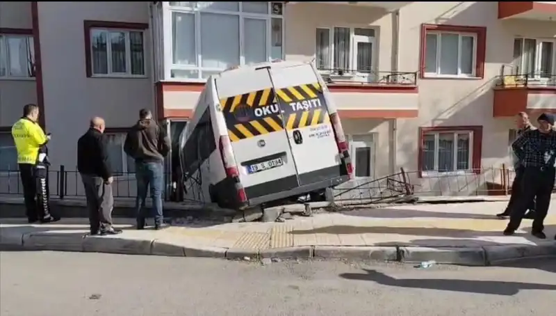 Okul Servisi Balkona Girdi: İki Öğrenci Hastanede Tedavi Altında