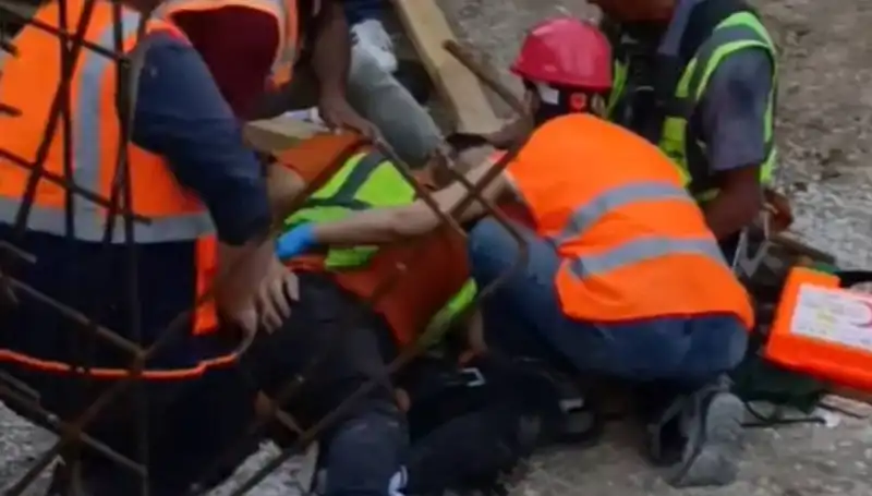 Adana'da İnşaat Kazasında İki İşçi Yaralandı: Durumları Ciddi Mi?