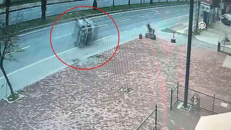 Korkunç Kaza Güvenlik Kamerasına Yansıdı: İki Kişi Yaralandı