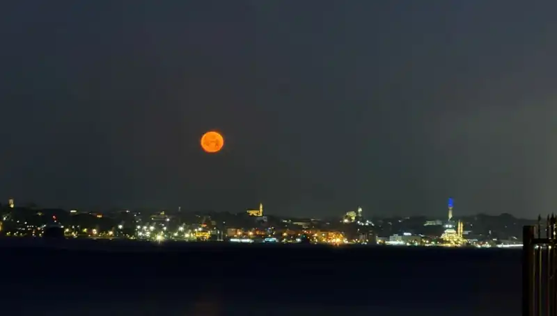 İstanbul'da Çilek Dolunayı, Rüya Gibi Manzaralar Sunuyor!