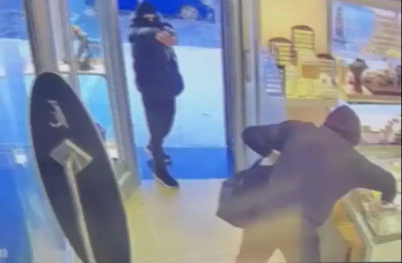 Ümraniye'de Maskeli Çeteden Soygun Girişimi! Olay Anı Güvenlik Kamerasında Kaydedildi