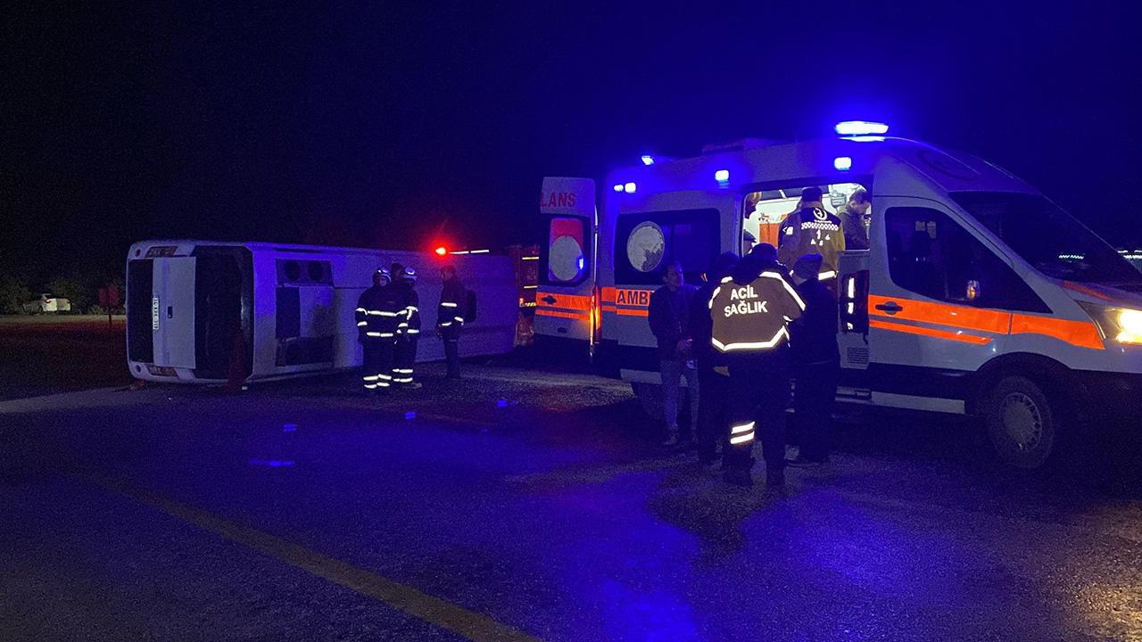 Çanakkale'de Cenazeye Giden Midibüs Devrildi: 24 Yaralı