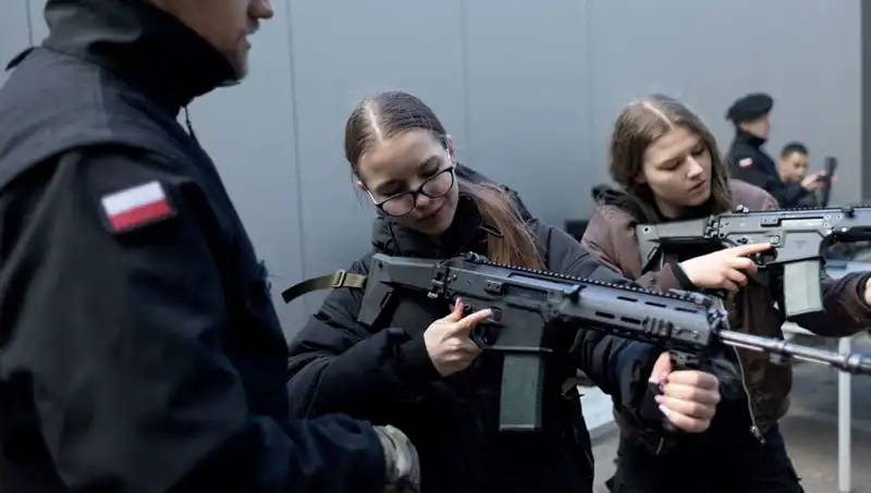 Polonya’da Savaş Hazırlıkları: Siviller Askeri Eğitime Alınıyor