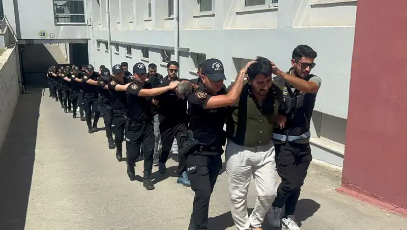 Adana'da Narkotik Operasyonu: 825 Kilogram Eroin Ele Geçirildi, 16 Tutuklama!