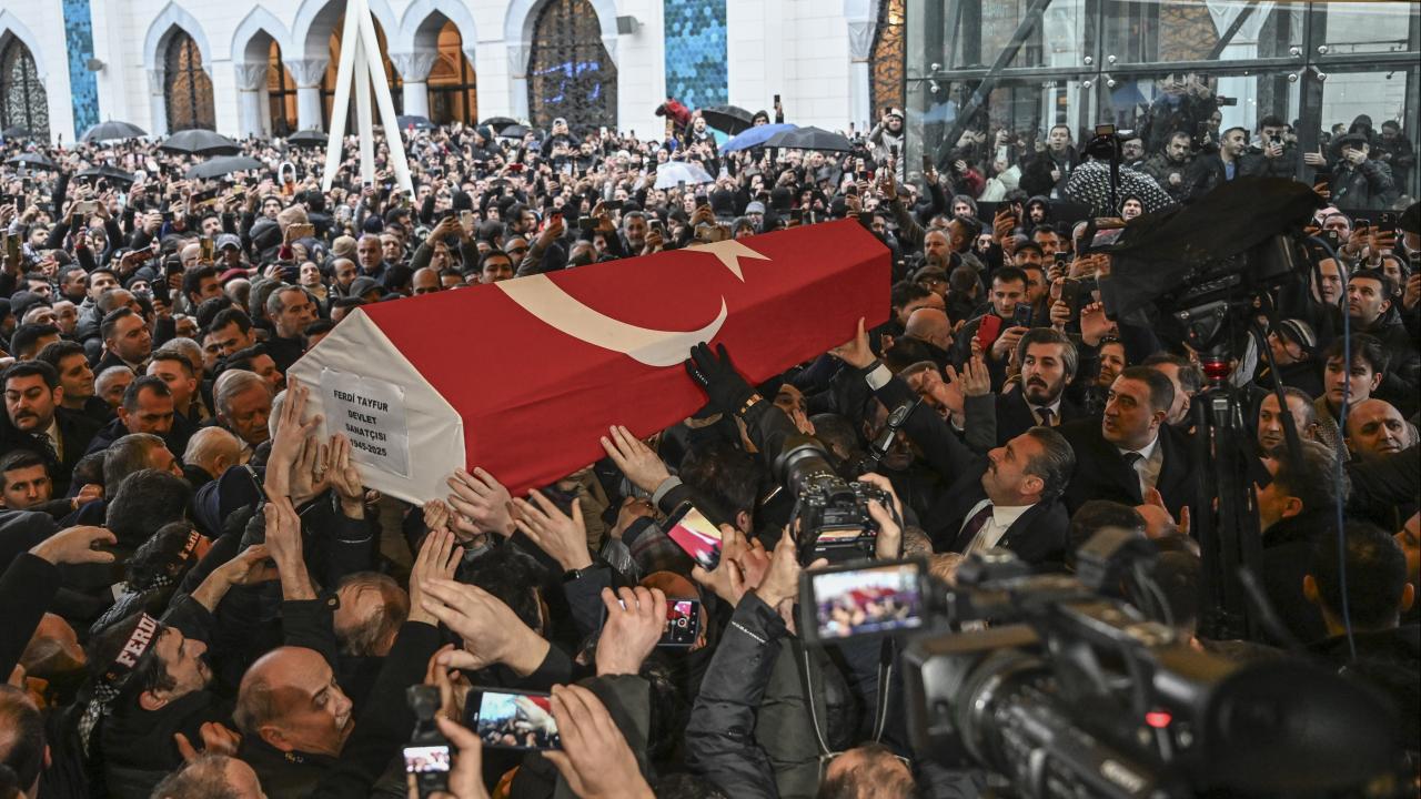 Ünlü sanatçı Ferdi Tayfur'un cenazesi toprağa verildi