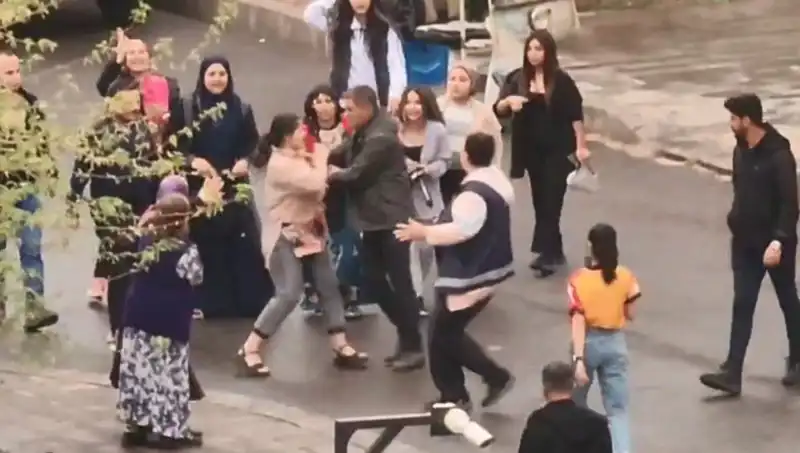 Adliye Önünde Tekmeli Yumruklu Kavga! Gözler Şaşkınlıkla O Anları İzledi