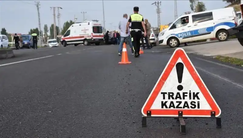 Antalya'da Otomobil Kanala Devrildi: İki Yaralı Kazanın Detayları