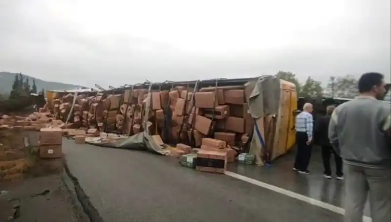 Ankara Yolu Kapatıldı: TEM’de TIR Devrildi, Kazanın Detayları Şoke Etti