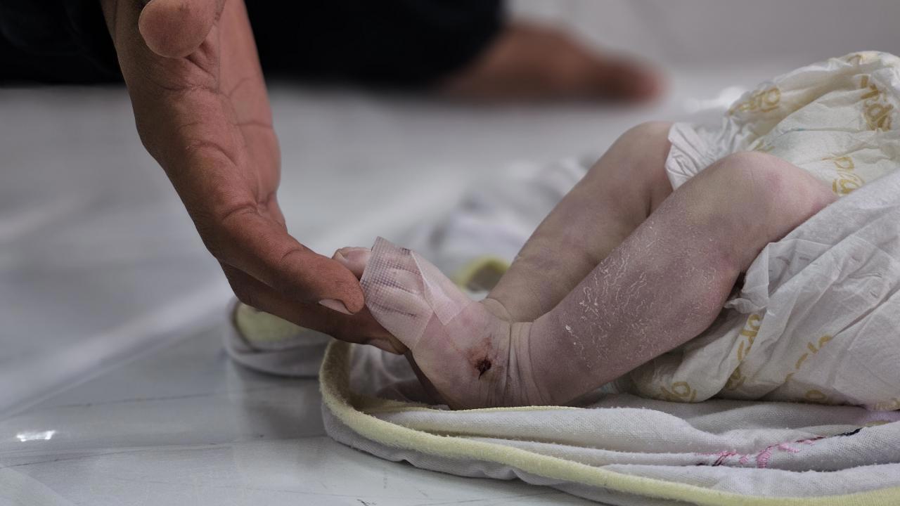 Gazze'de Aileler, Çocukları Soğuktan Korumak İçin Nöbet Tutuyor