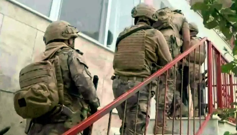 İzmir'de FETÖ/PDY'ye Yönelik Operasyon: 9 Kişi Gözaltında