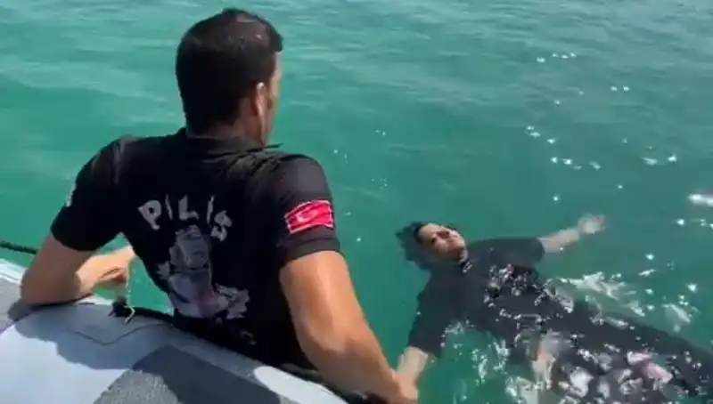 Göl Düşen Kadın Gemi Adamları Tarafından Kahramanca Kurtarıldı