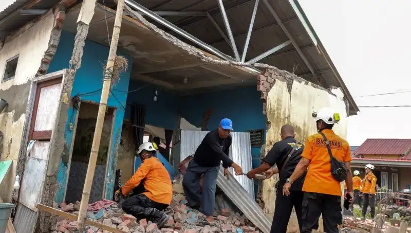 Endonezya'da 5,7 Büyüklüğünde Deprem: Yıkım ve Panik Yaşandı