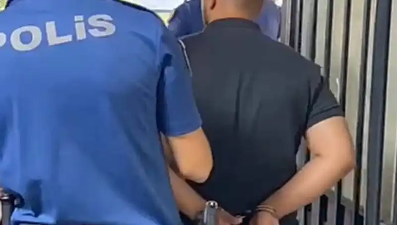 İzmir'de Polis Ekiplerine Saldıran Şahıs Yakalandı, Tutuklandı!