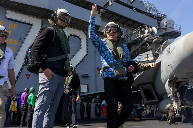 ABD Umman Ekibi Savaş Gemisine Ziyaretle Diplomatik İlişkilerine Yeni Bir Boyut Kazandırdı