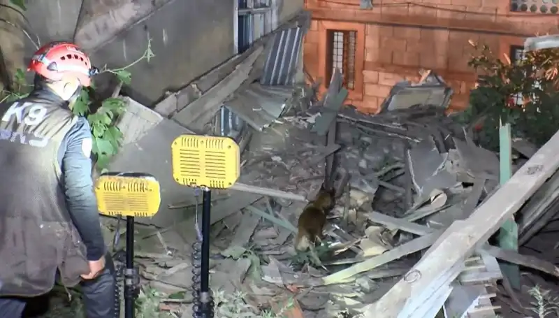 İstanbul'da Deprem Sonrası Çöken Bina, Endişeleri Artırdı