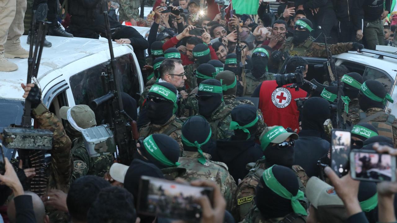 Hamas, İsrail'de Esir Tutulan 3 Kadını Kızılhaç'a Teslim Etti