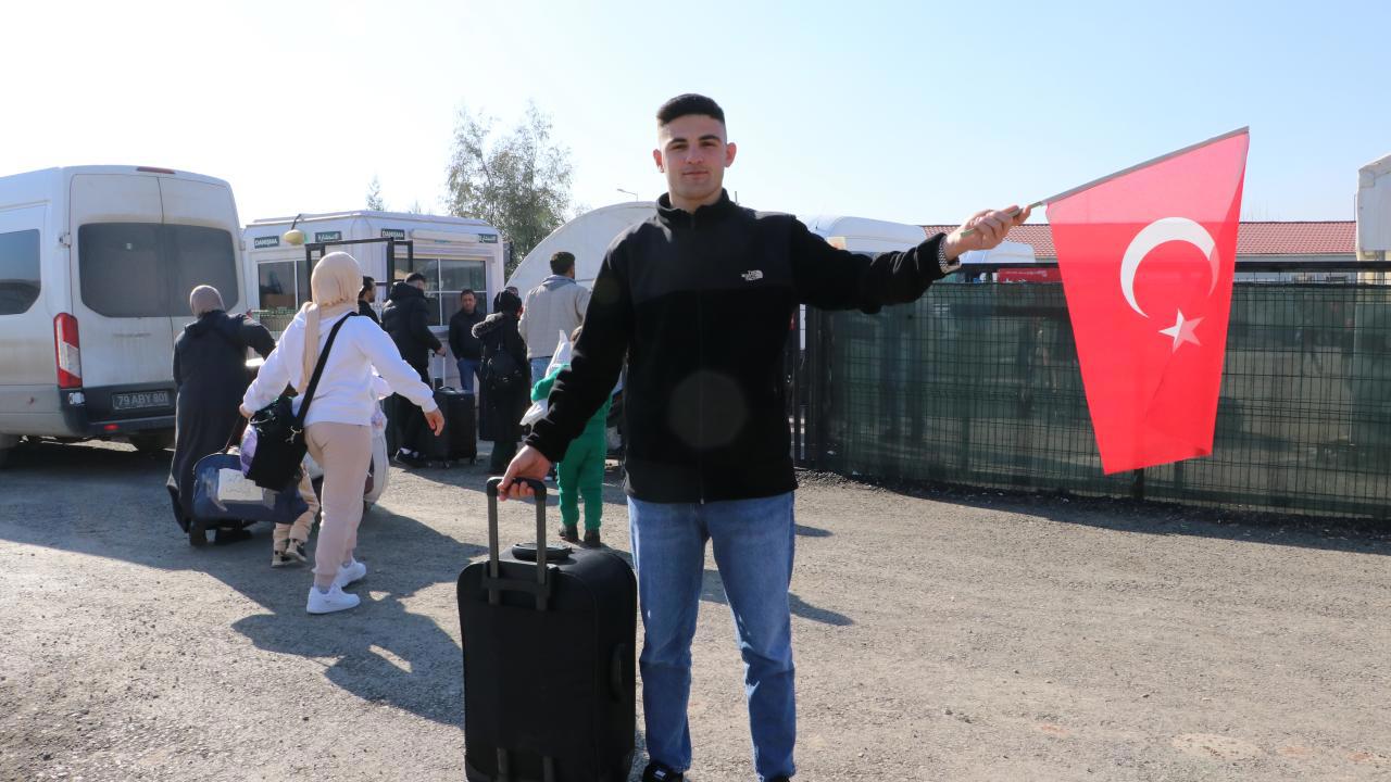 Türk bayrağıyla Suriye'ye dönen Abdulkadir'den ilginç açıklama