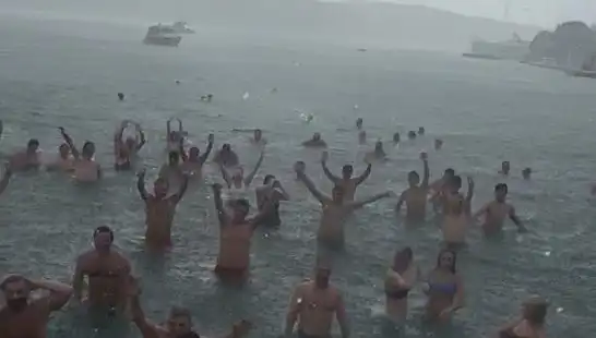 İstanbul Bebek'te Yağmura Rağmen Denize Girenler Dikkat Çekti!