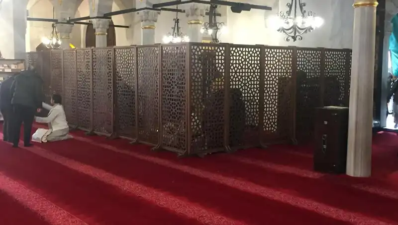 Teravih Namazında Kadın-Erkek Yan Yana İddiası: Gerçekler ve Tartışmalar