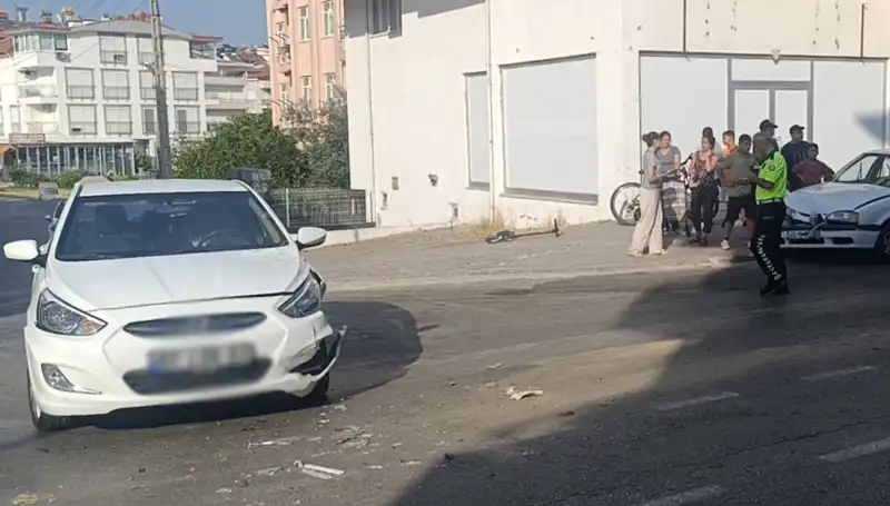 Antalya'da İki Otomobil Çarpıştı: Kaza Anının Gözler Önündeki Şoku