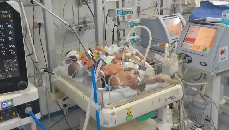 Gazzeli Doktorların Çaresizliği: Birden Fazla Bebek Aynı Kuvözde
