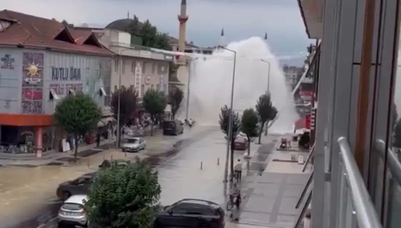İçme Suyu Hattı Patladı, Şehirde Aniden Su Seline Dönüştü