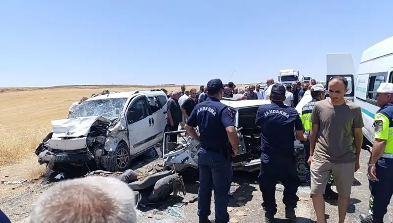 Otomobil ve Hafif Ticari Araç Çarpıştı: Korkunç Kaza Sonucu 4 Ölü, 1 Yaralı
