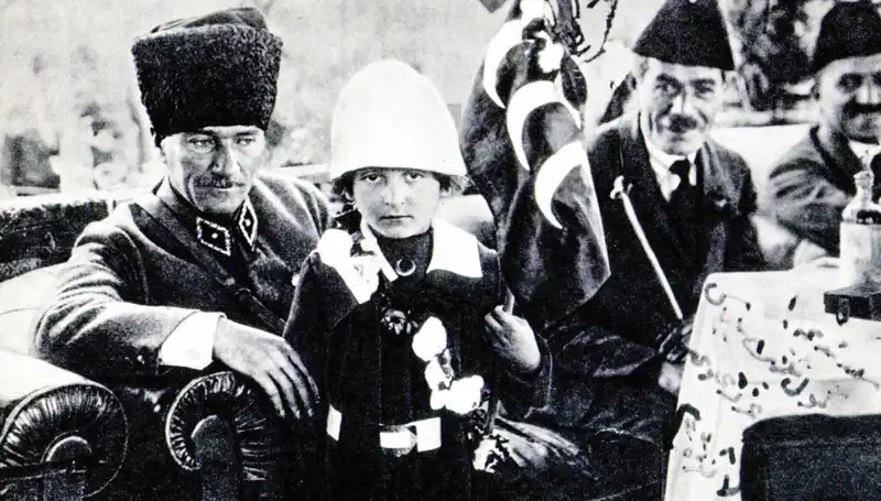 Unutulmaz Fotoğrafın Hikayesi: O Şapkanın Altında Gizli Bir Bayram Doğdu