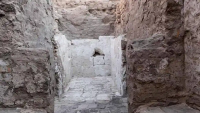 Mısır'da Tarihin Derinliklerinden Gelen Eşsiz Bir Keşif: 3,500 Yıl Önceye Ait Kraliyet Mezarı