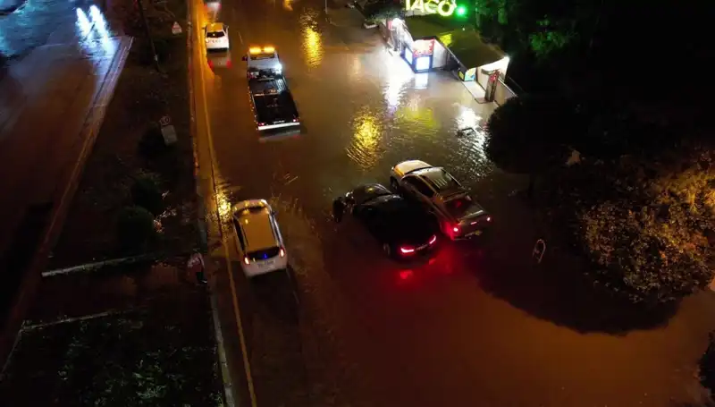Adana'da Sağanak Yağış Hayatı Olumsuz Etkiledi: Cadde ve Yollar Su İçinde Kaldı