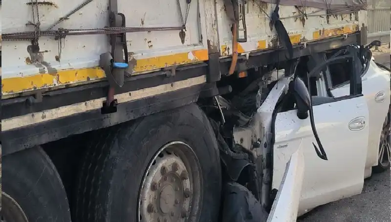 TIR’a Arkadan Saplanan Ok, Şaşkınlık Yarattı: Olay Anı Kamerada!