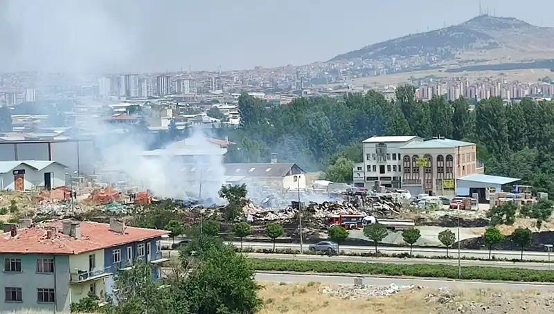 Otluk Alanda Başlayan Yangın, Büyük Bir Depoyu Küle Çevirdi