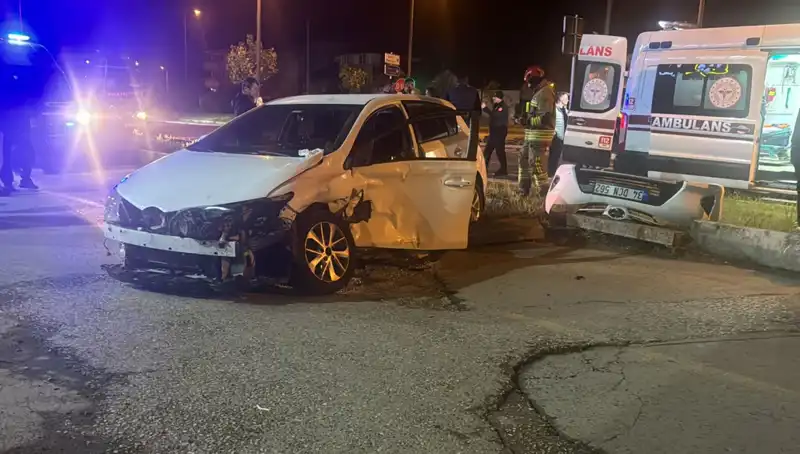 Otomobil ve Pikap Çarpışması: Kaza Anının Şok Edici Görüntüleri Ortaya Çıktı