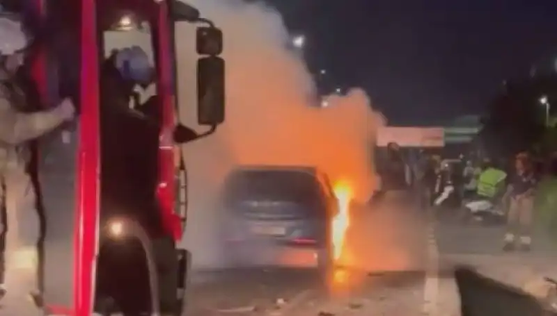 Otoyolda Bariyerlere Çarpan Araçta Feci Yangın: Detaylar ve İlk Gözlemler