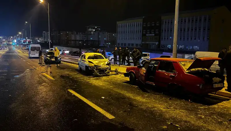 Kayseri'de Trafik Kazası: 11 Araç Birbirine Girdi, Yolu Kapattı