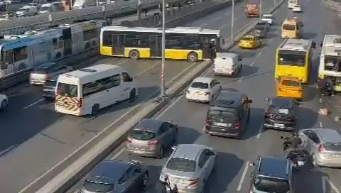 İETT Otobüsü, Trafikte Kaosa Neden Olan Kazada İki Araca Çarptı