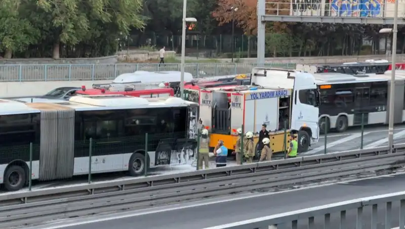 İstanbul'da Metrobüs Yangını: Trafik Durma Noktasına Geldi!