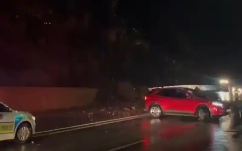 Hakkari'de Dev Heyelan: Yolu Kapatan Kayalar Sürücüler için Tehlike Arz Ediyor