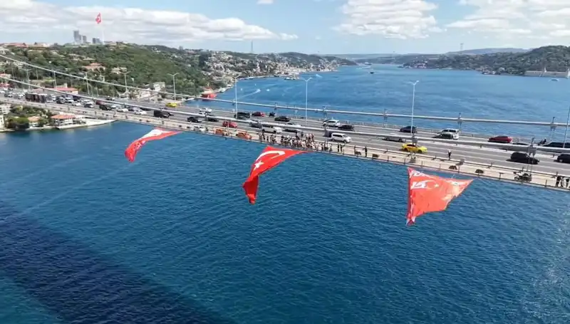 Yenikapı-Bakırköy Köprüsü'nde Dev Türk Bayrağı ile Gurur Dolu Anlar