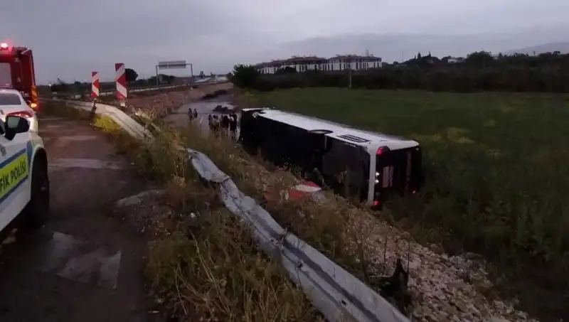 Manisa'da Yolcu Otobüsü Kazası: Korkutan Kaza Sonrası Yaralılar Hastaneye Sevk Edildi