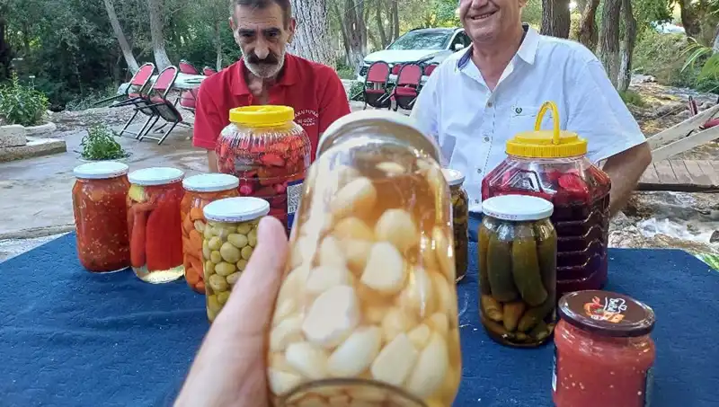 Araban Sarımsağıyla Hazırlanan Turşu, Doğanın Şifalı İksiri Olarak Göz Dolduruyor