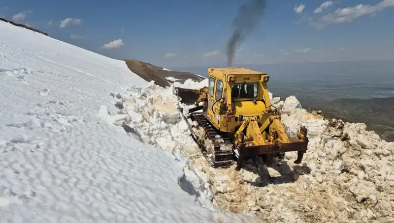 Nisan Ayında İki Metreyi Aşan Karda Yol Açma Çalışmaları Başladı