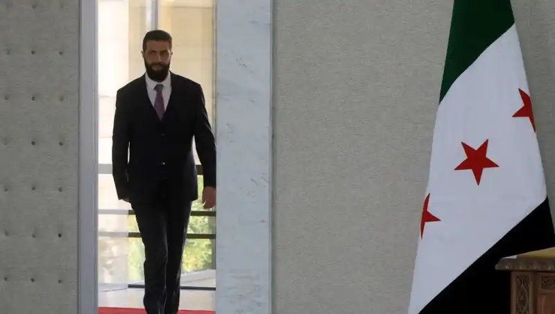 Paris'te Şara-Macron Zirvesi: Fransa, Yeni Suriye'ye Destek Sağlayacak