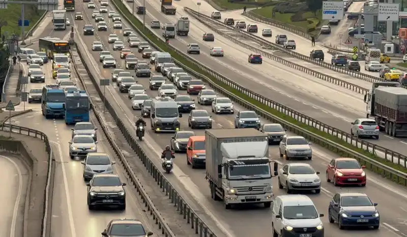 İstanbul'da Sabah Trafiği: Anadolu Yakası'nda Araçlar Yavaş Hareket Ediyor