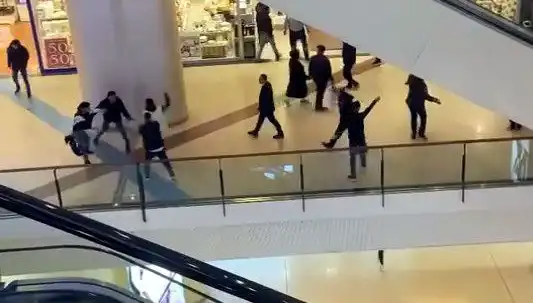 İstanbul Alışveriş Merkezinde Yüzlerce Kişi Arası Kavga Ortalığı Karıştırdı