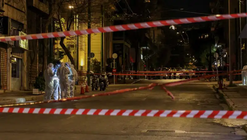 Atina'da Şüpheli Çantanın Patlaması: Güvenlik Alarmı Yükseldi