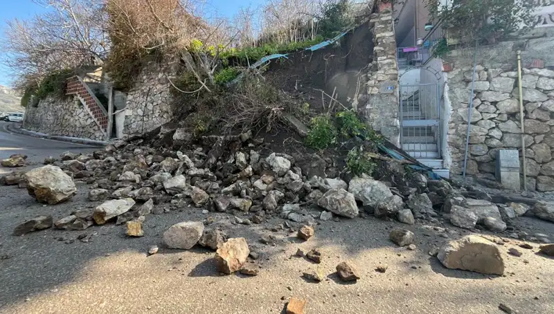 İstinat Duvarı Yoldan İniş Yapınca Caddeyi Kapattı: Olayın Ayrıntıları