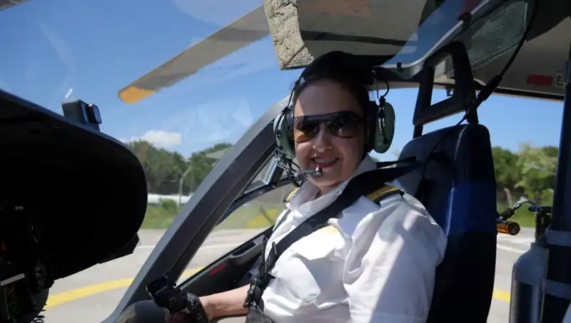 Türkiye'nin İlk Kadın Ambulans Helikopter Pilotu: Yer Çekimine Meydan Okuyan Özgüven