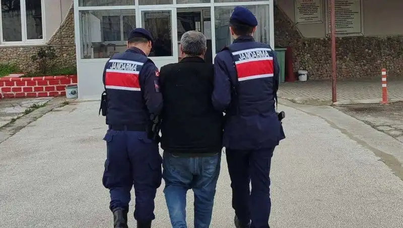8 Yıldır Aranan Suçlu Yakayı Ele Verdi, Cezaevine Gönderildi!